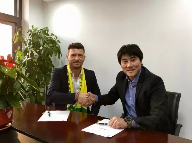 每体：莱比锡红牛续租西蒙斯遭拒 球员将在今夏回到巴黎圣日耳曼据西班牙《每日体育报》报道，荷兰中场哈维-西蒙斯将在今夏回归巴黎圣日耳曼，后者无意将其继续外租。